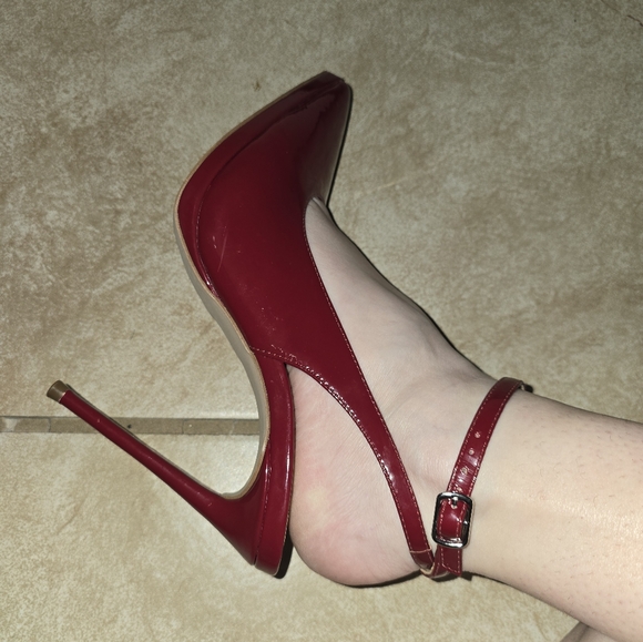 Steve Madden Red Stiletto - Picture 5 of 6